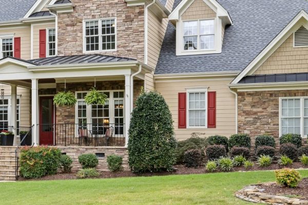This guide helps international buyers navigate the luxury housing market in South Carolina, outlining why the state is attractive (coastal lifestyle, low taxes,...