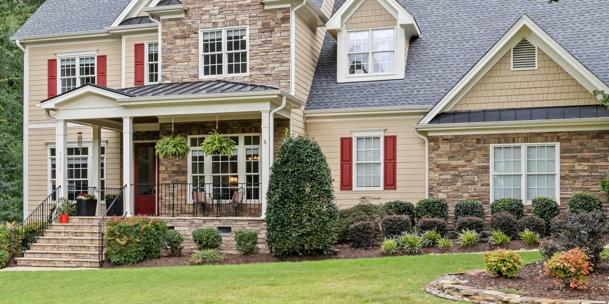 This guide helps international buyers navigate the luxury housing market in South Carolina, outlining why the state is attractive (coastal lifestyle, low taxes,...