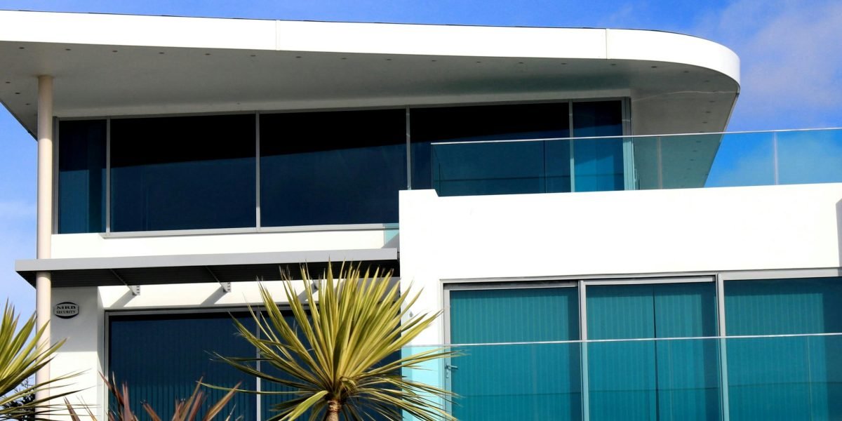 This guide helps affluent buyers and investors find, evaluate, and buy modern luxury homes — with a strong focus on Dubai in 2026. It explains why Dubai remains...