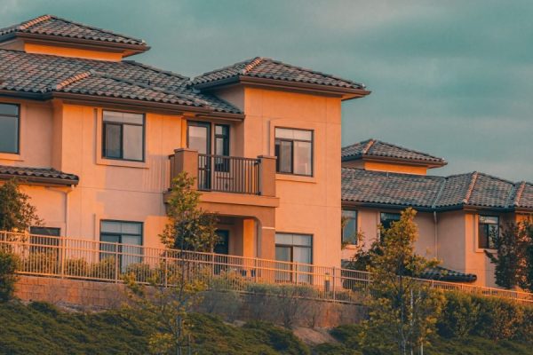 This guide is written for high-net-worth buyers in Dubai who are searching for modern homes for sale in Los Angeles and evaluating alternatives like Texas. It e...