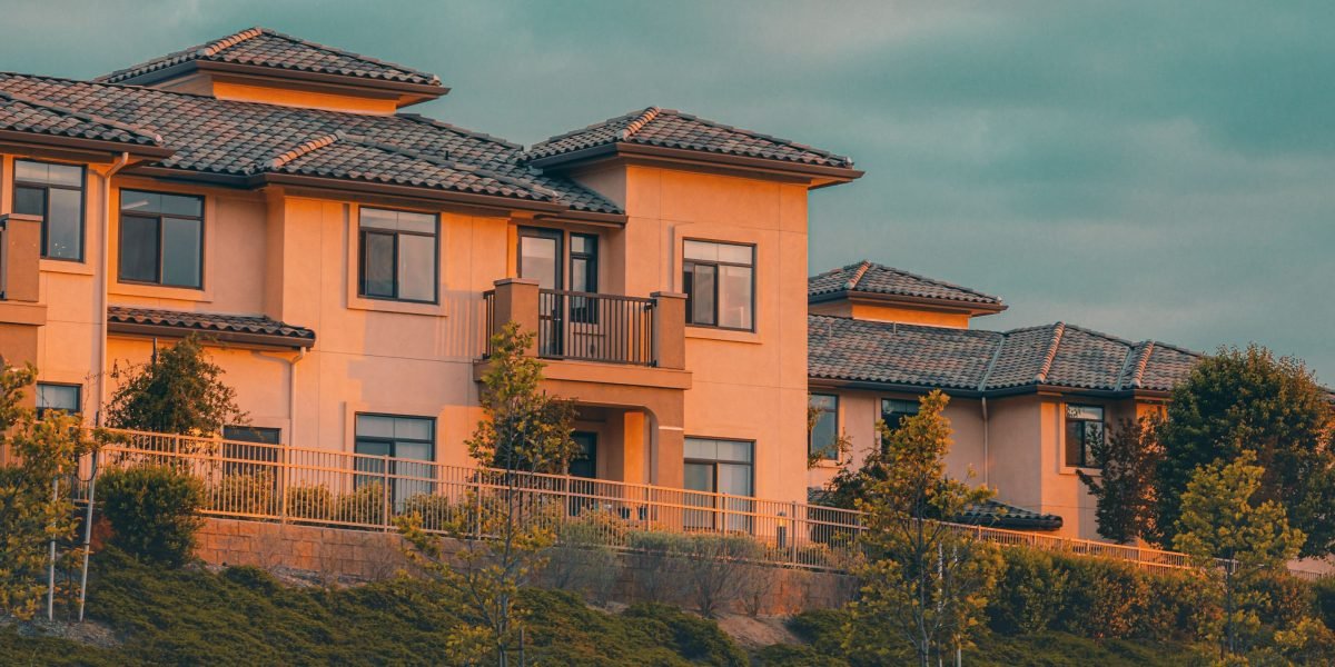 This guide is written for high-net-worth buyers in Dubai who are searching for modern homes for sale in Los Angeles and evaluating alternatives like Texas. It e...