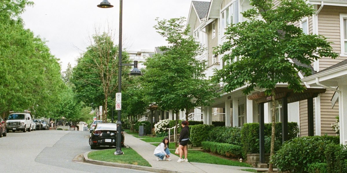 This guide explains how to buy luxury homes in Washington State in 2026, covering market drivers, hotspots, legal steps, financing, and practical buying tips. I...
