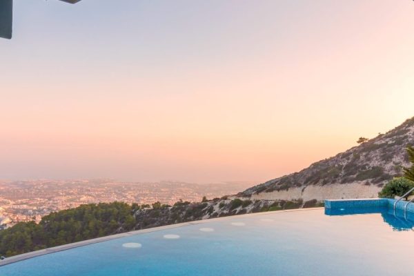 This guide explains how luxury real estate in Los Angeles works in 2026 for global and high‑net‑worth buyers, covering why LA remains a top choice, which neighb...