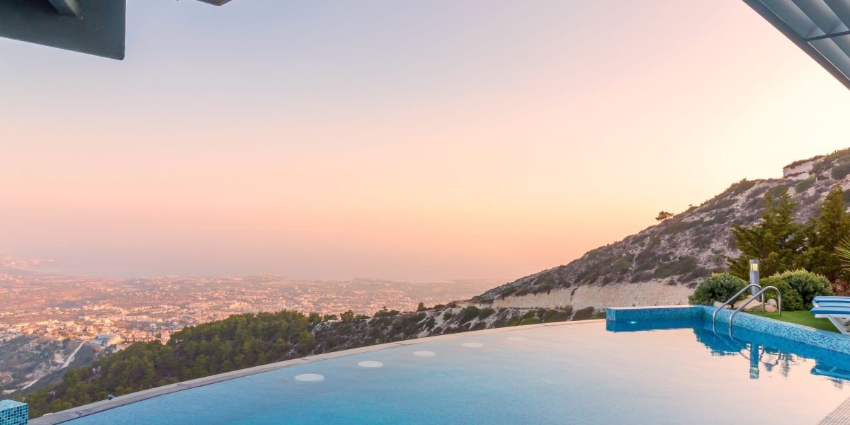 This guide explains how luxury real estate in Los Angeles works in 2026 for global and high‑net‑worth buyers, covering why LA remains a top choice, which neighb...