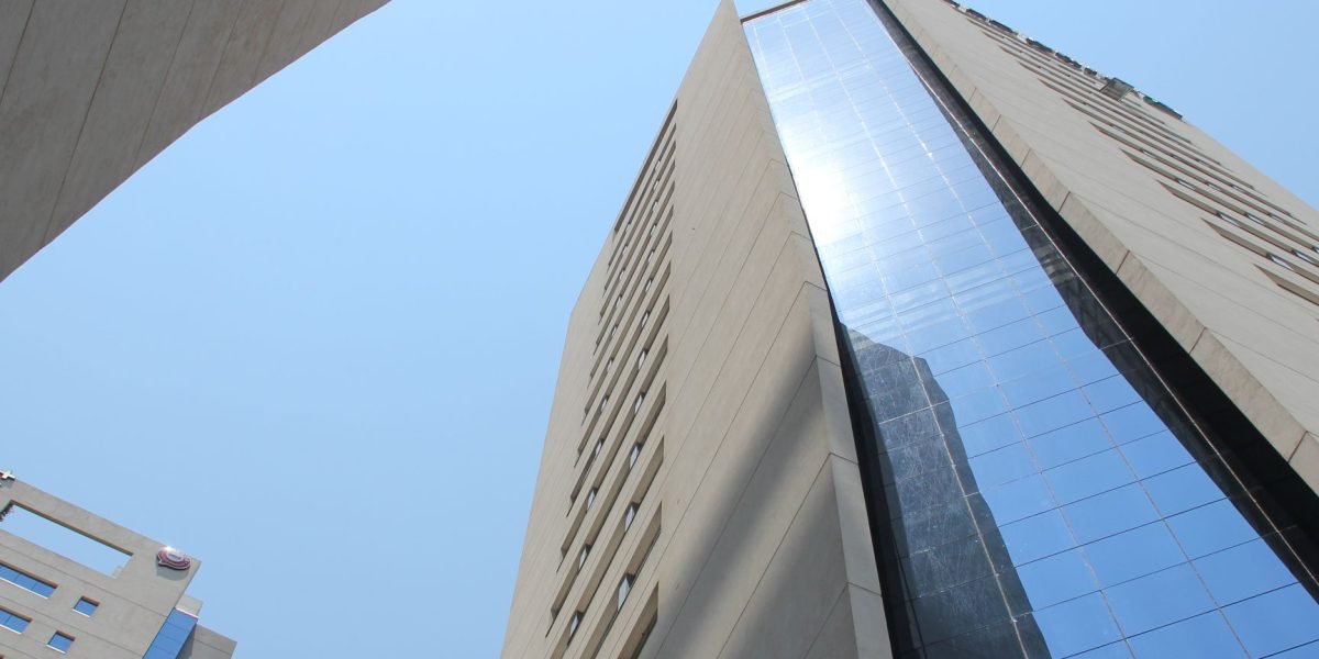 This article profiles Paradise Real Estate International (PREI) and explains how the firm helps ultra-high-net-worth buyers navigate Dubai's record-setting luxu...