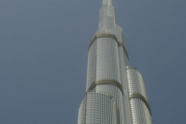 This article explains why Dubai remains a top destination for expatriates and high-net-worth (HNW) buyers in 2026, covering market strength, ownership rules, pr...