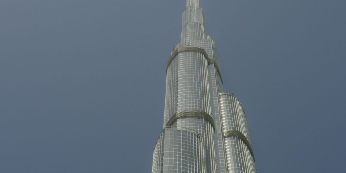 This article explains why Dubai remains a top destination for expatriates and high-net-worth (HNW) buyers in 2026, covering market strength, ownership rules, pr...
