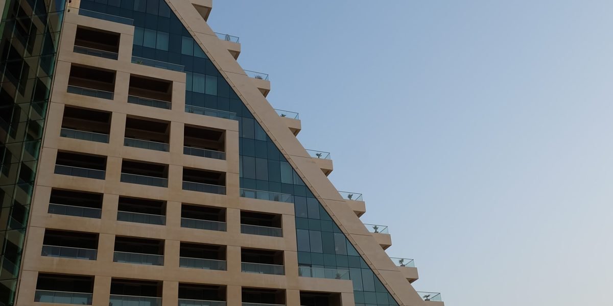 This article explains why Dubai's most exclusive neighbourhoods matter to global investors and what high‑net‑worth buyers need to know to buy, hold and sell lux...