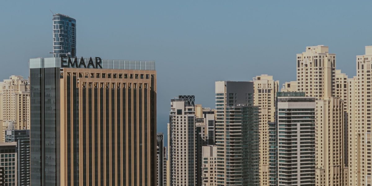 This article explains how global brokerages such as Colliers International serve high‑net‑worth buyers in Dubai and across the UAE's booming 2026 luxury market....