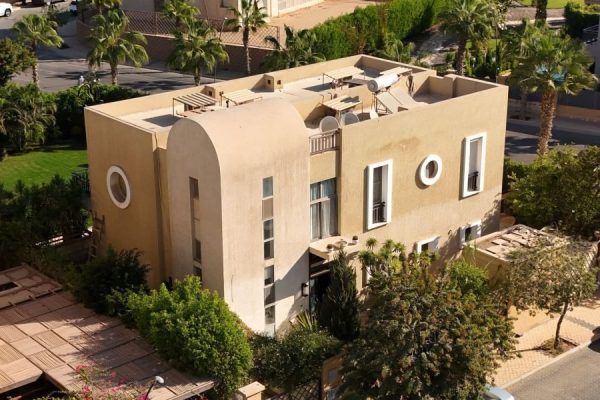 Emirates Hills is Dubai's top ultra‑luxury gated community, prized for large private plots, custom villas and golf‑course or lake views that deliver exceptional...