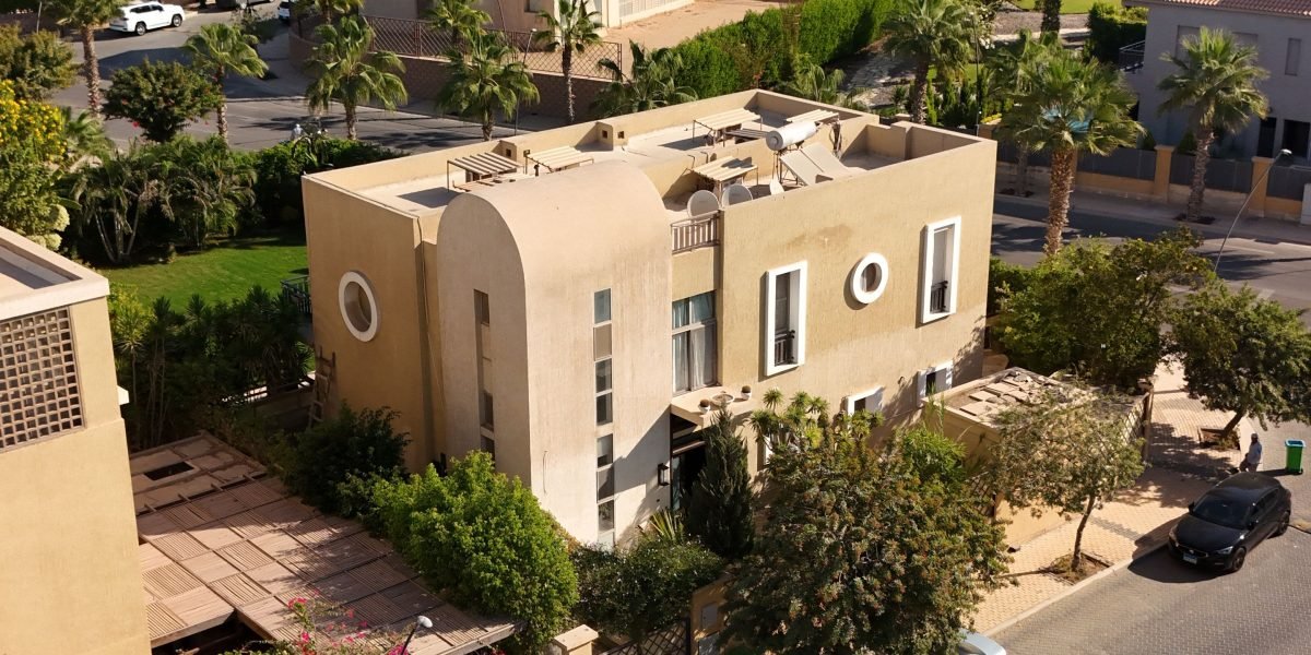 Emirates Hills is Dubai's top ultra‑luxury gated community, prized for large private plots, custom villas and golf‑course or lake views that deliver exceptional...