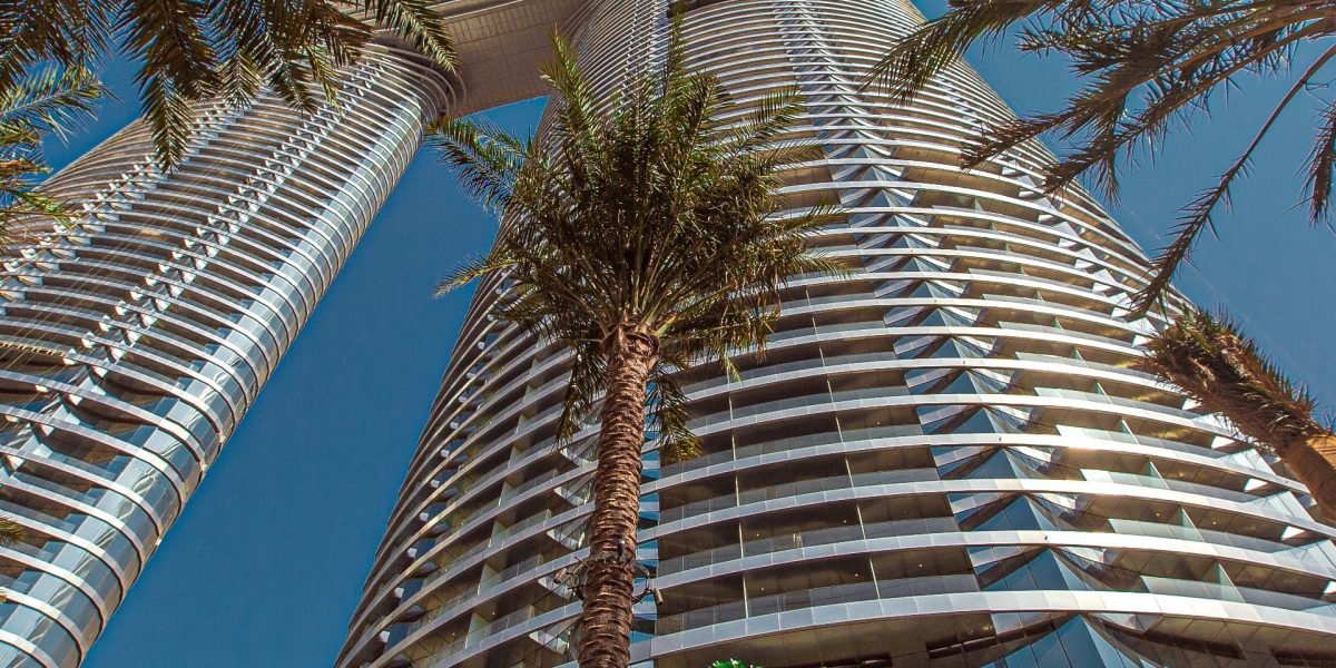 This article explains why Dubai remains a top market for luxury homes and what buyers need to know to navigate it safely. It reviews recent market performance—i...