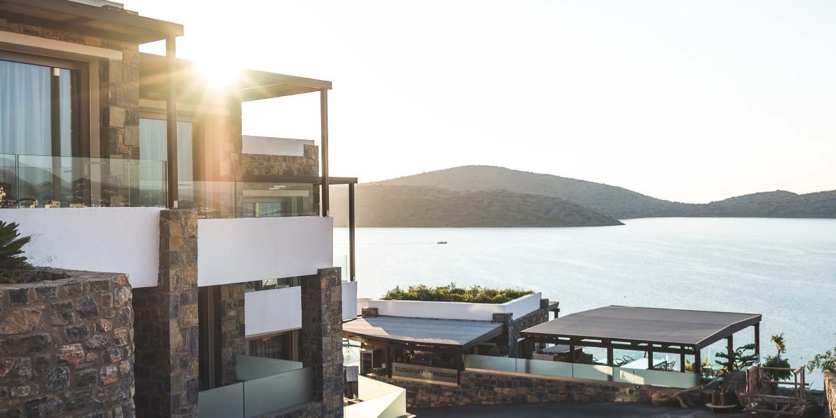 This article explains why wealthy investors in Dubai should consider buying luxury homes in the Hamptons in 2026, outlining the market strength, rising prices,...