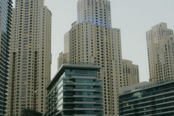 This guide helps high‑net‑worth buyers navigate Dubai's booming 2026 luxury real estate market by explaining market dynamics, how to vet top real estate compani...