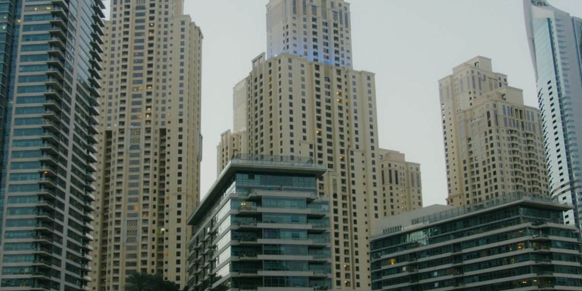 This guide helps high‑net‑worth buyers navigate Dubai's booming 2026 luxury real estate market by explaining market dynamics, how to vet top real estate compani...
