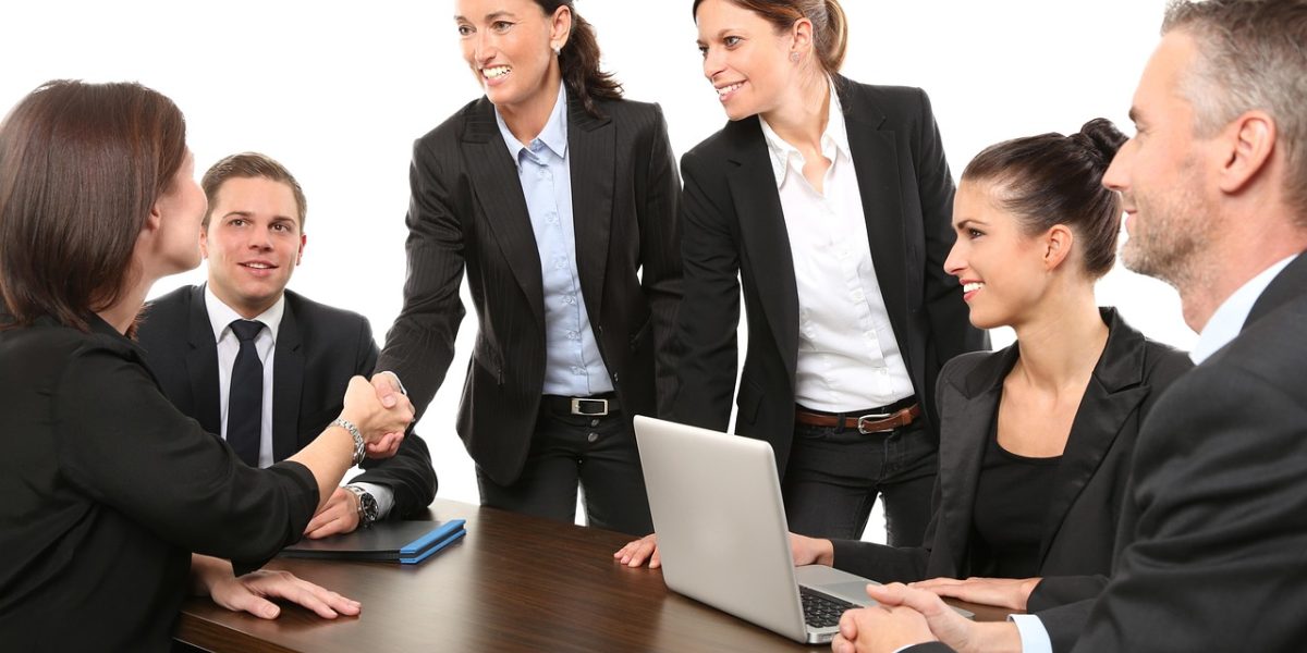 A client meets with a real estate advisor, demonstrating a professional and trustworthy relationship.